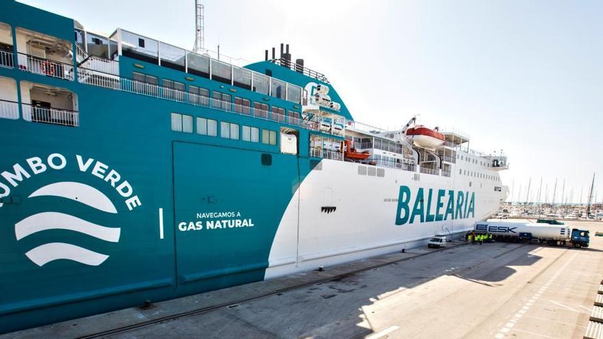 El Bahama Mama de Baleària, primer ferry que reposta gas natural licuado en el puerto de Dénia