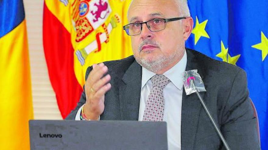 El presidente del CES, José Cristóbal García, ayer durante la presentación del informe. | | ELVIRA URQUIJO (EFE)