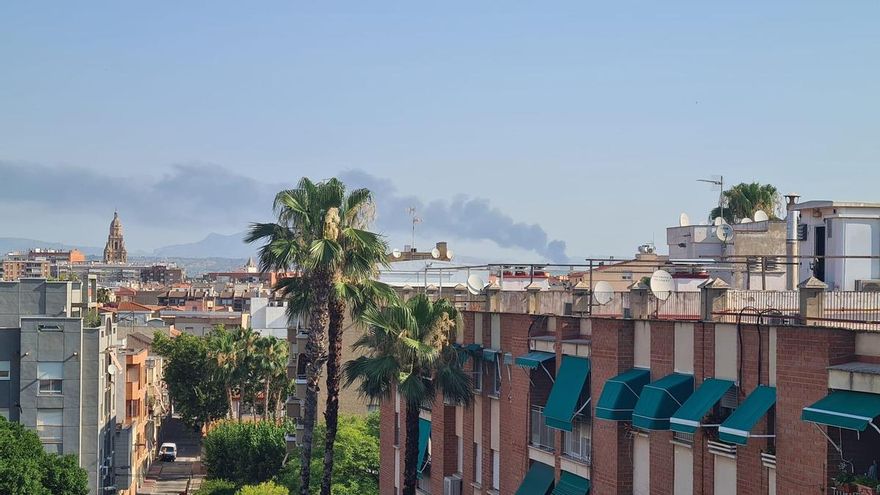 Un incendio en una nave de Fortuna origina una gran columna de humo