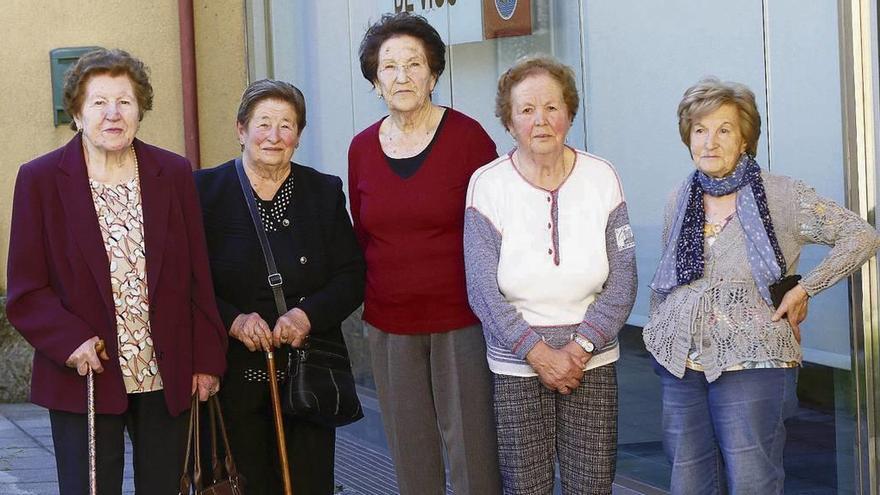 Desde la dcha., Carme Rosario Fernández, Sofía Otero, Emérita Ferrero, Celia Montenegro y María García. // R. Grobas