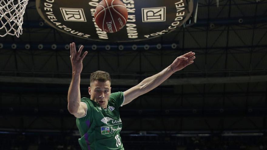 Nedovic, en pleno &quot;vuelo&quot;, desestabilizado.