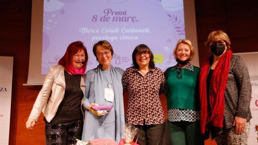 Foto de grupo de Mercedes Corell con representantes de la Associació de Dones Progressistes.