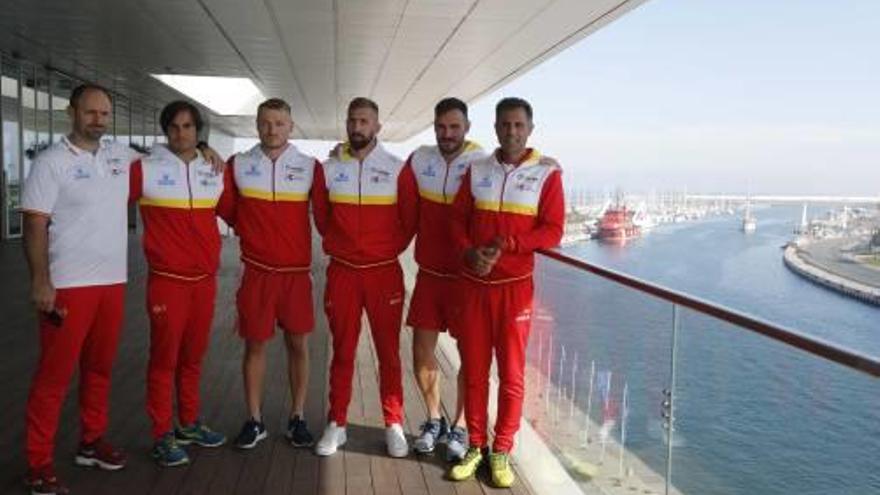 La selección española de piragüismo, en el privilegiado entorno de la Marina de València.