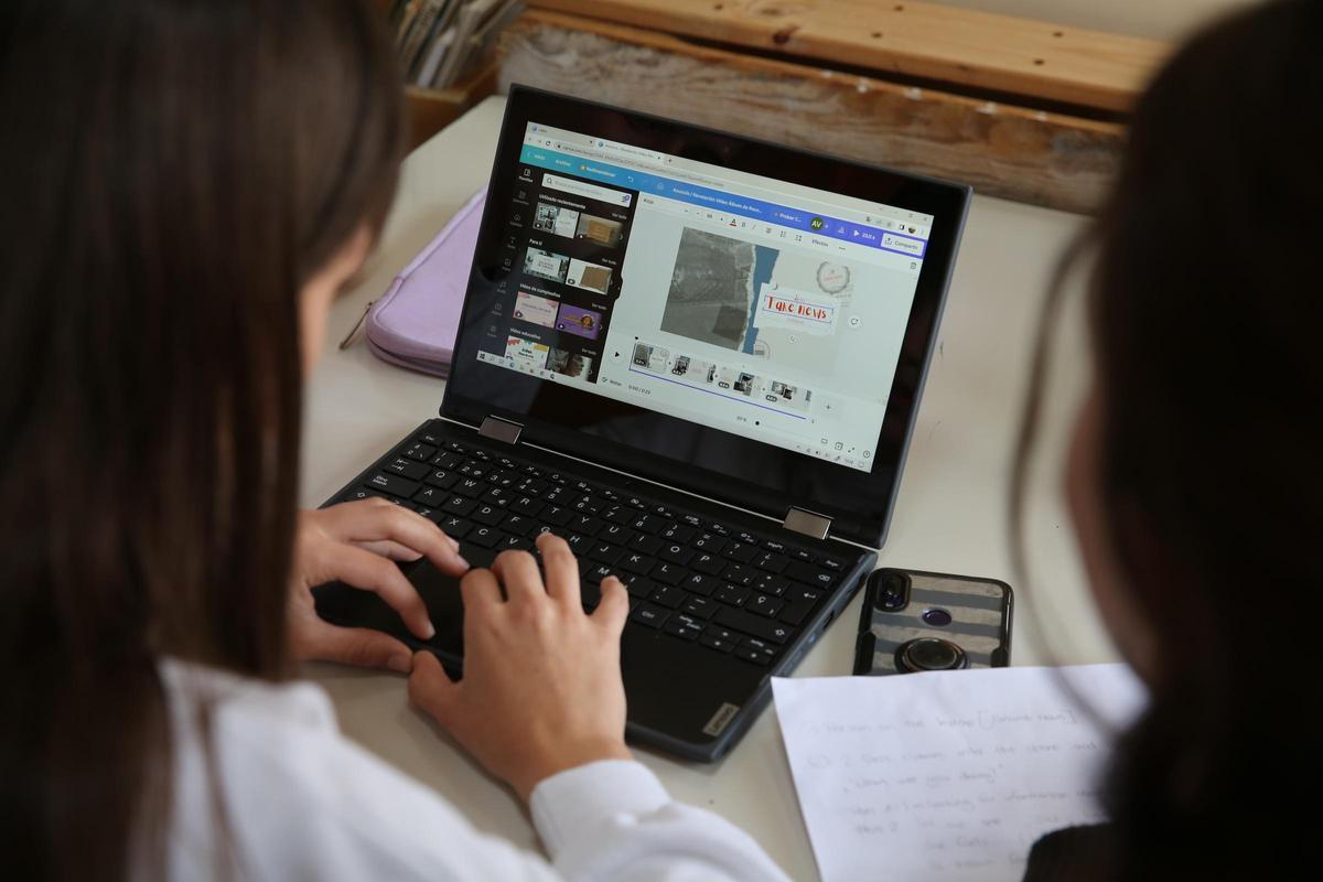 Dos estudiantes, realizando un trabajo sobre 'fake news' en clase.