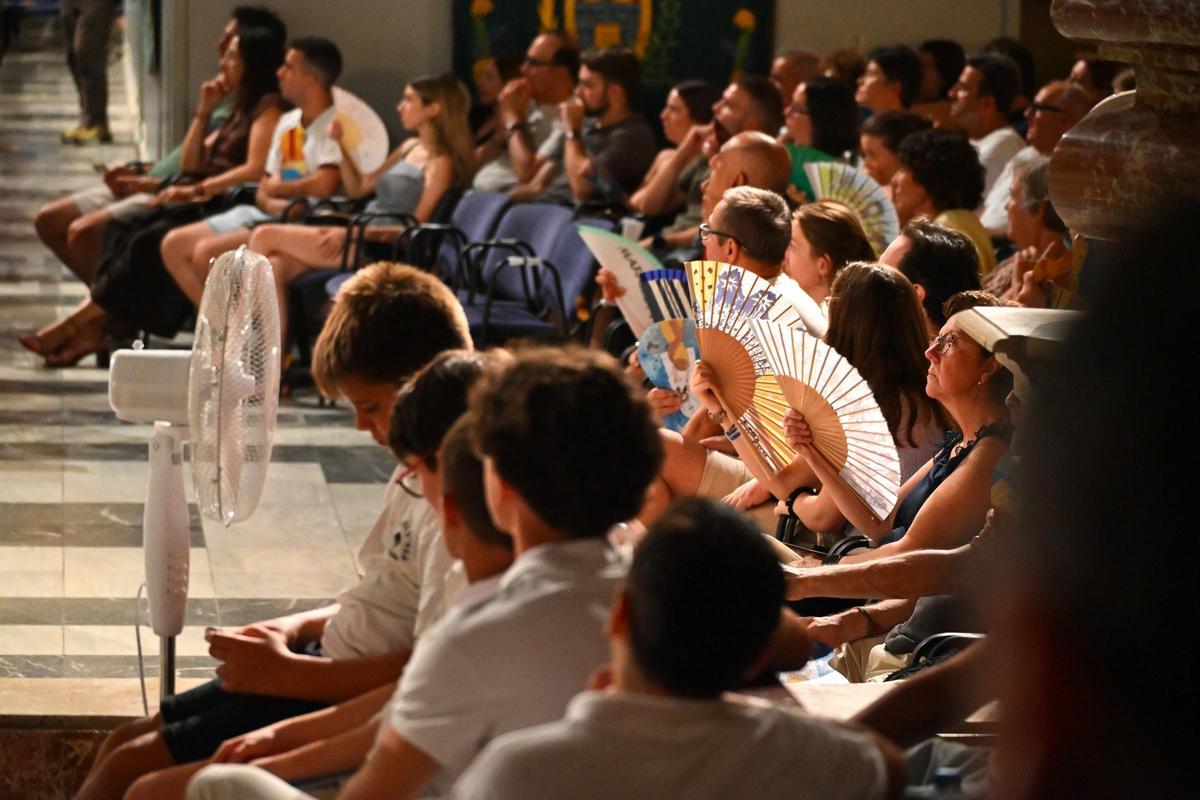 Puertas abiertas, unos pocos ventiladores y muchos abanicos, sirvieron para mitigar el intenso calor en el Misteri d'Elx