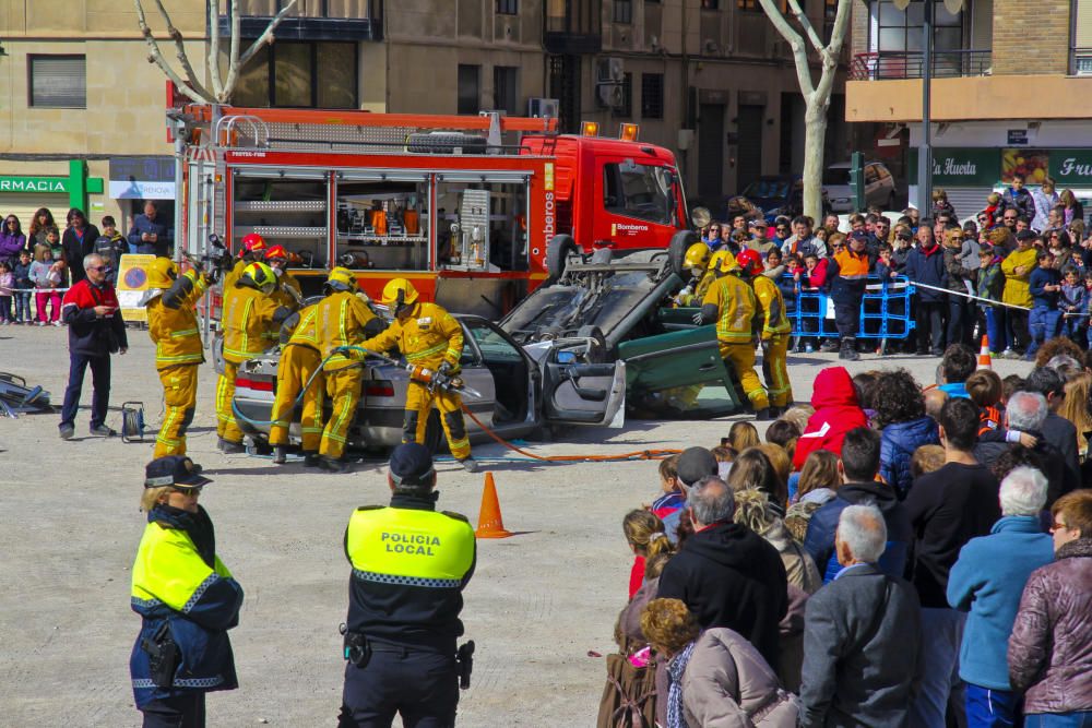 Los bomberos protagonizan rescatan a dos personas tras un accidente de tráfico ante numeroso público