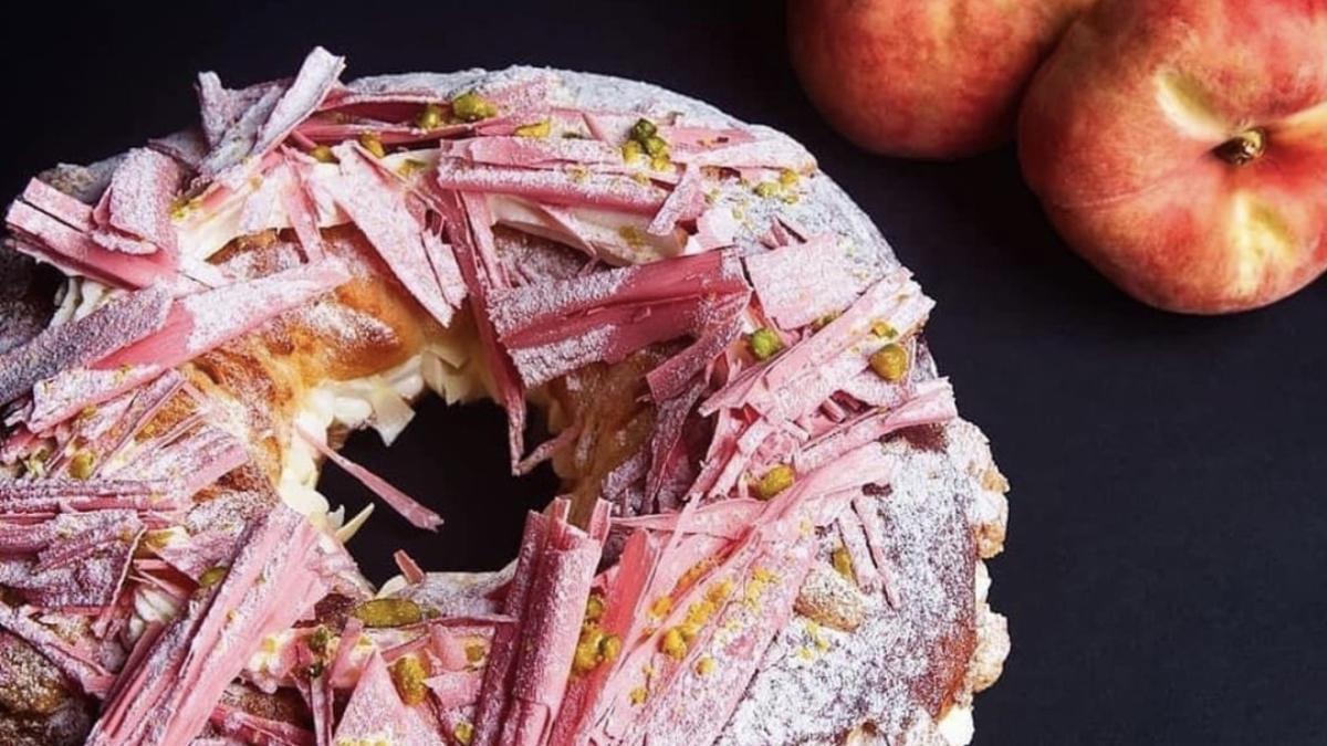 Roscón con relleno de requesón y albaricoque.