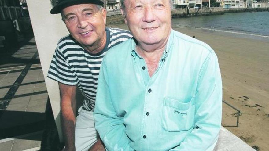 Manolo Díaz y Nacho Artime, el sábado pasado, asomados a la playa de La Ribera, en Luanco. | mara villamuza