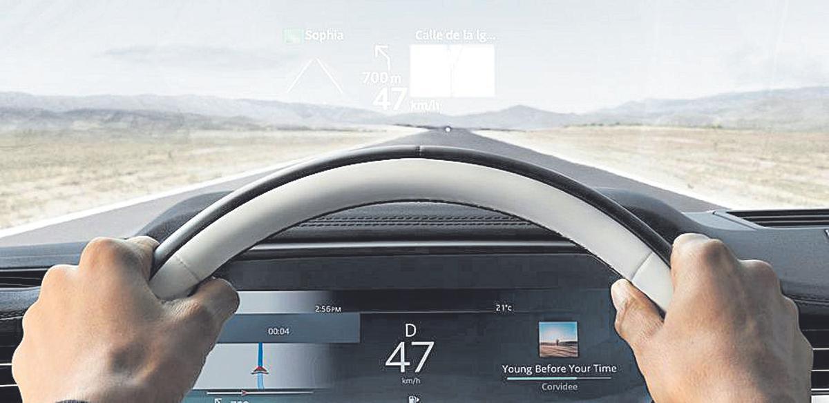 Fuertemente digitalizado, el nuevo Range Rover Sport incorpora un avanzadísimo sistema multimedia de nuevo cuño denominado Pivi Pro; se maneja a través de un display curvo de 13,1 pulgadas que responde a nuestras pulsaciones; en función de la versión aparece un sistema de datos proyectados en el parabrisas