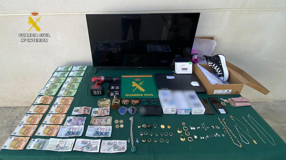 Algunos de los objetos recuperados por la Guardia Civil de Calp y Moraira
