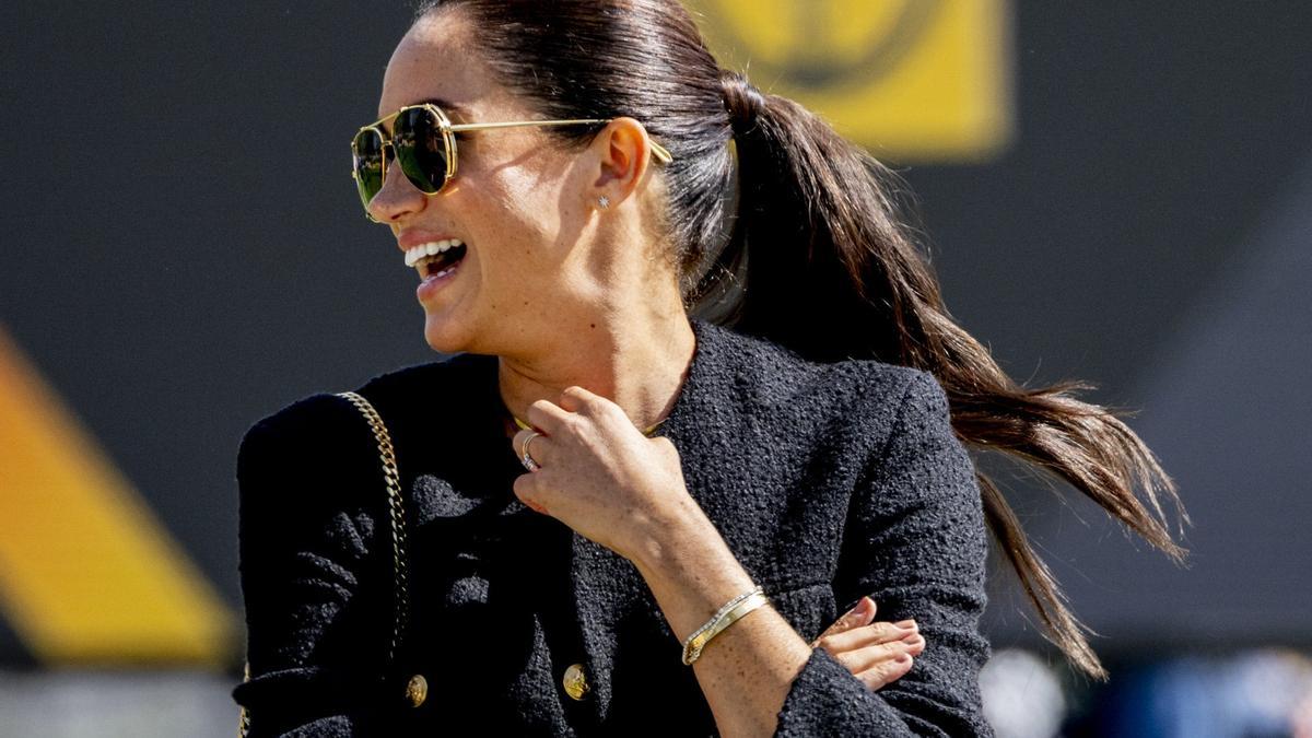 Meghan Markle, con chaqueta de tweed y coleta pulida rizada