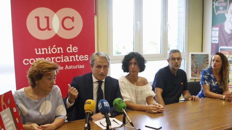 Por la derecha, María Rodríguez, Rafa Gutiérrez, Sara Menéndez, Germán Heredia y Carmen Moreno -junto al cartel de la campaña- en la sede de la UCO en Gijón.