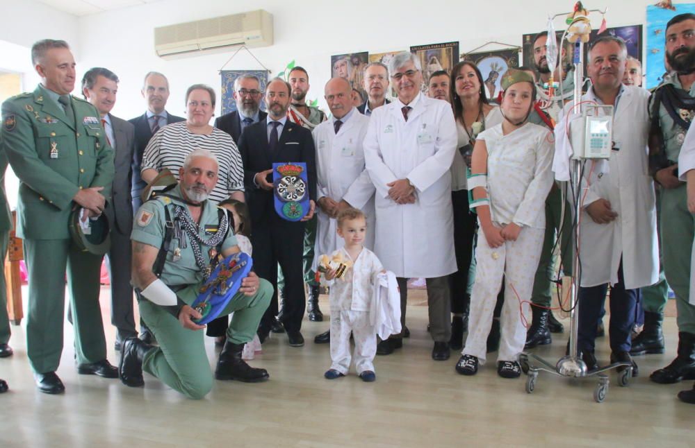 Visita de la Legión a los niños ingresados en el Hospital Materno.