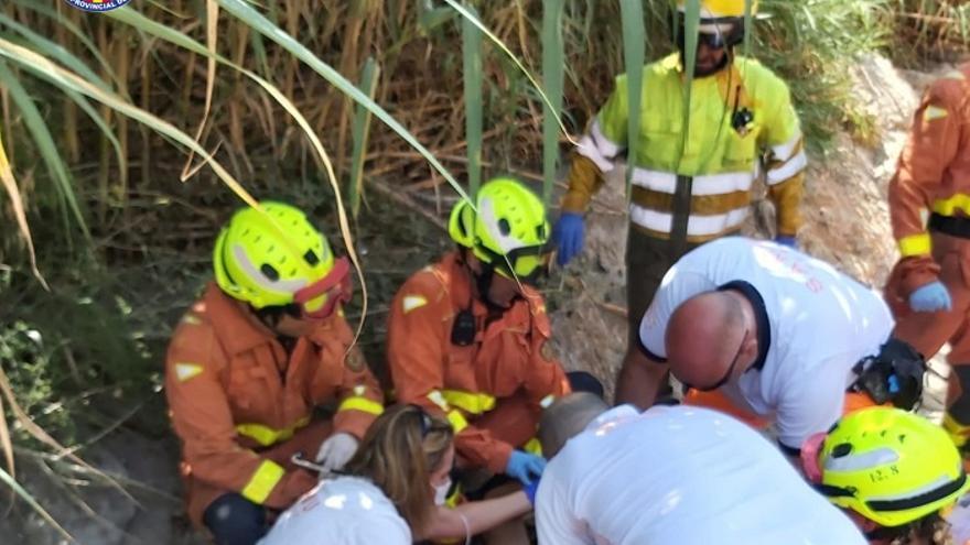 Bomberos y sanitarios practicando maniobras de reanimación al fallecido