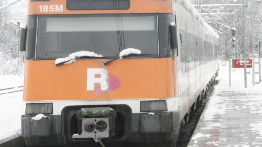 Un tren aturat a Puigcerdà per la neu, en una foto d&#039;arxiu