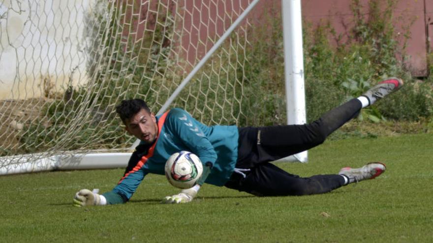 Simón Ballester durante un entrenamiento con el club grana