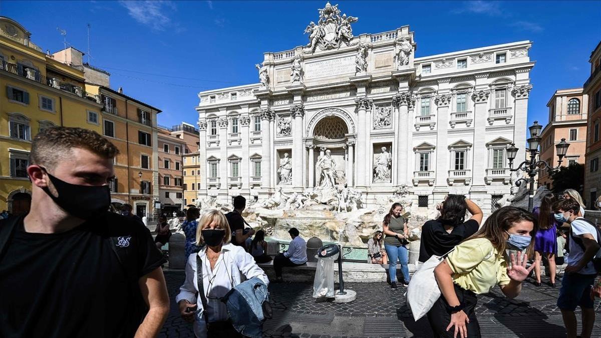 Un grupo de turistas en la Fontana de Trevi Fountain, en Roma.