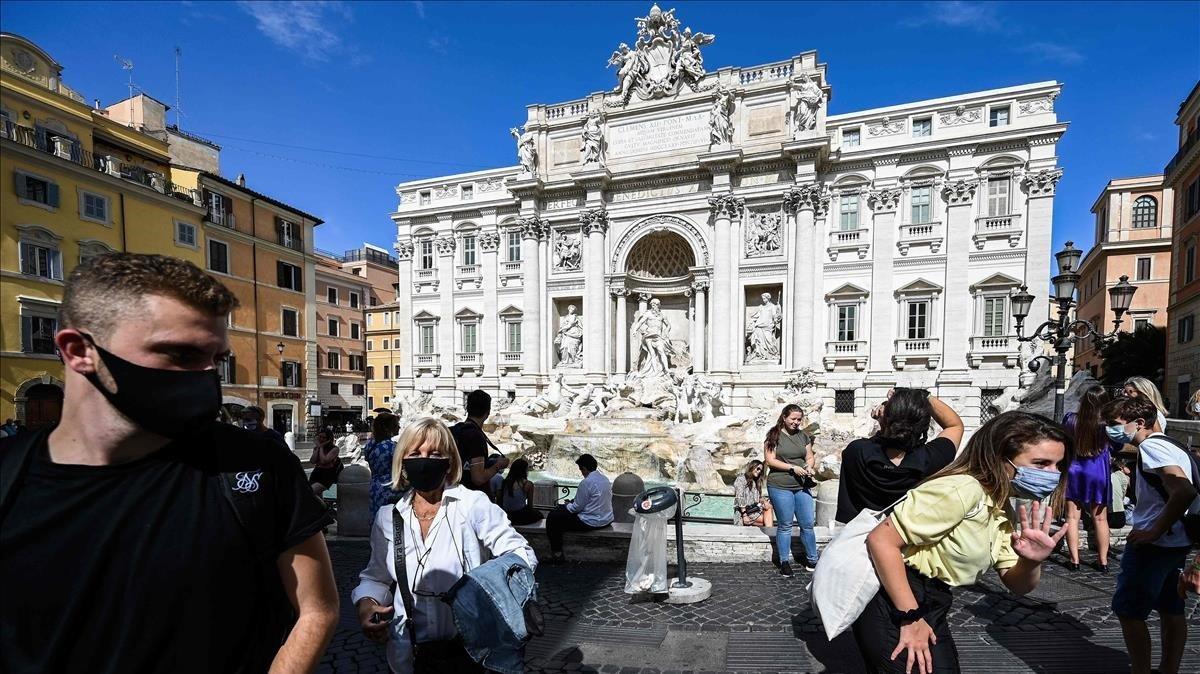 zentauroepp55103741 tourists wearing a face stand by the trevi fountain in downt200925170626