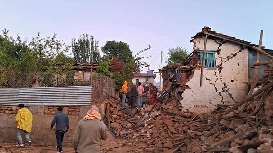 Aumentan a 143 los muertos por un terremoto de magnitud 6,4 en Nepal