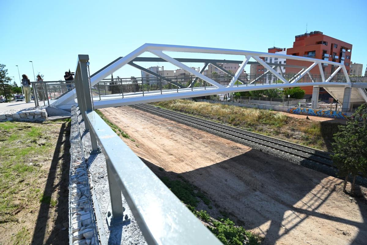 La pasarela de Elche sobre las vías del tren de Cercanías Alicante-Murcia tiene una longitud de 44 metros