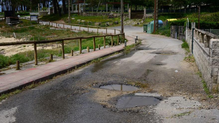 Vecinos de Area de Bon se quejan del deficiente estado del vial de acceso a la playa