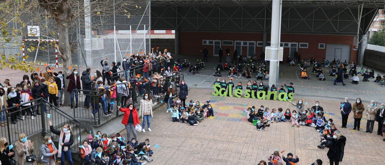 Estudiantes, profesores y familiares, ayer en el homenaje realizado en el patio del colegio.