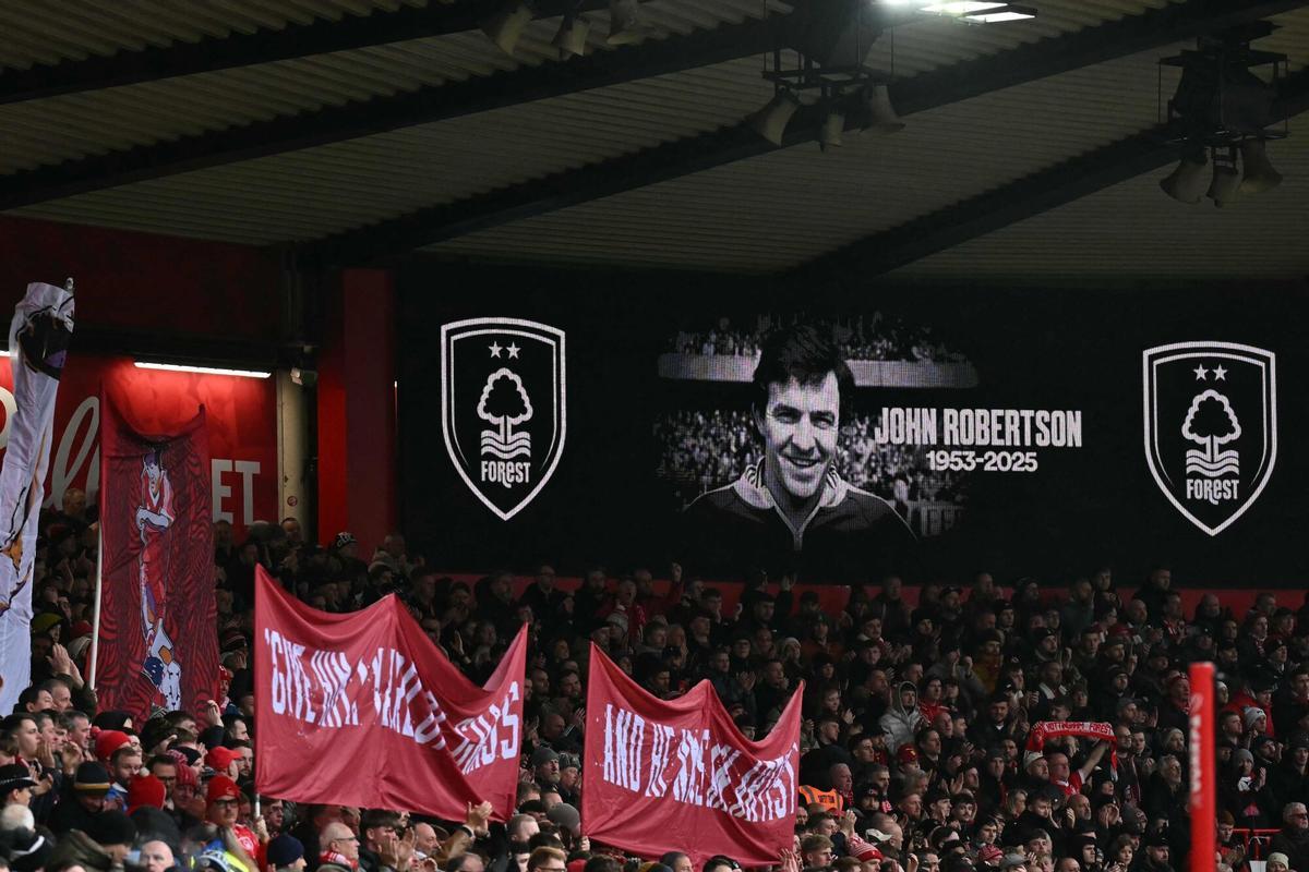 El homenaje a John Robertson, vieja leyenda del Nottingham Forest doble campeón de Europa, fallecido esta semana, antes del partido frente al Manchester City en el City Ground.