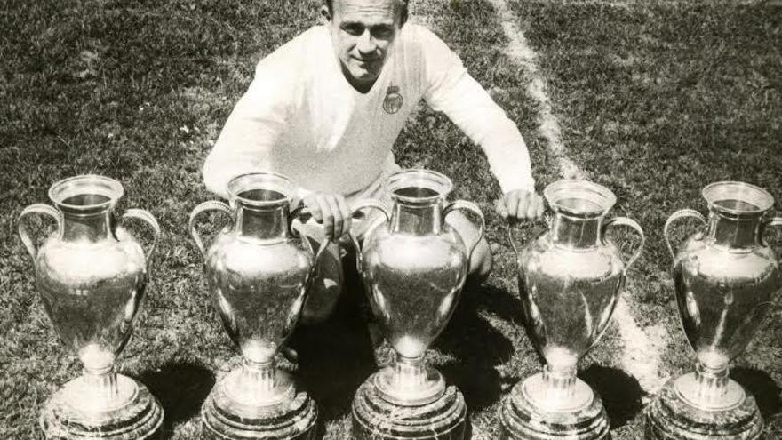 Di Stéfano con las cinco primeras copas de Europa ganadas por el Real Madrid.