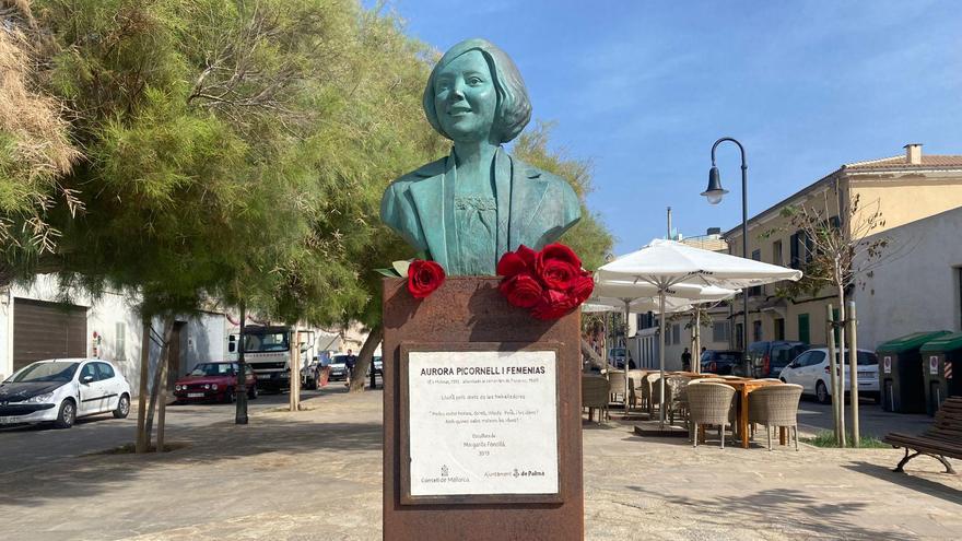 Alegría y rosas para Aurora Picornell en el barrio del Molinar