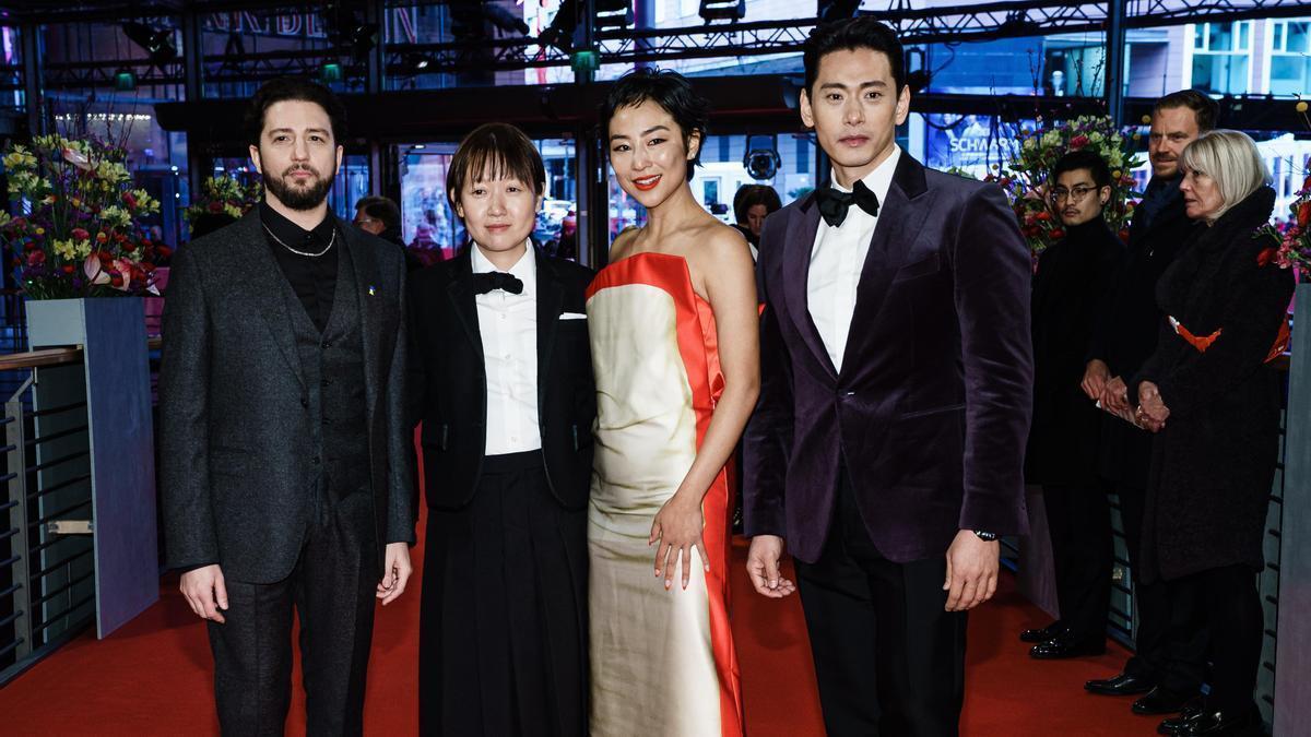 El actor surcoreano Teo Yoo, la directora coreano-canadiense Celine Song, la actriz estadounidense Greta Lee y el actor estadounidense John Magaro..