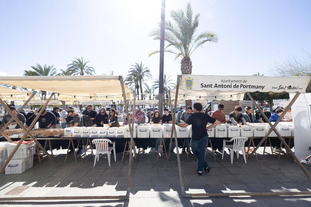 Un estand de la feria con decenas de cajas