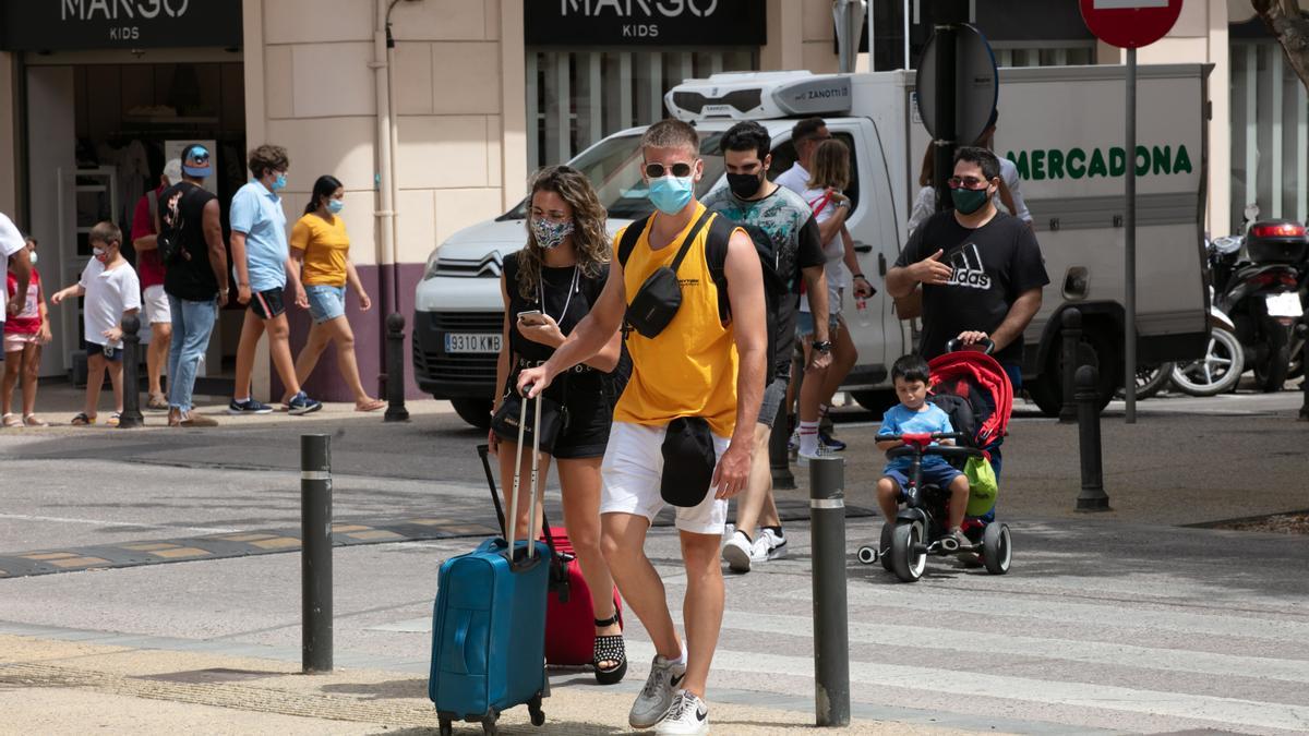 Turistas con mascarillas en Ibiza el verano de 2020.