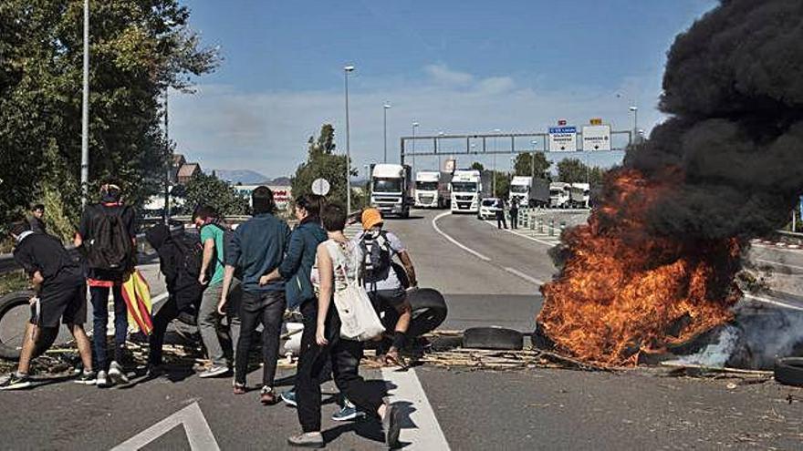 Manifestants en una barricada en flames, ahir a la carretera de circumval·lació de Manresa C-55