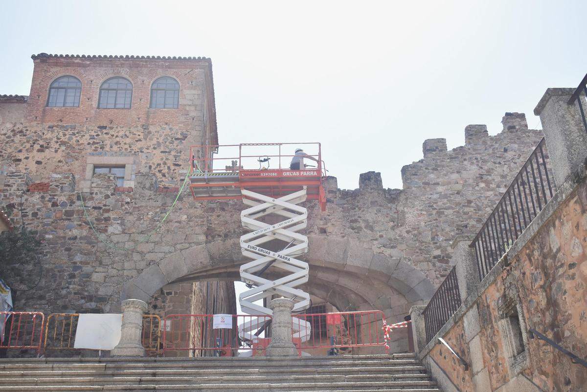 Galería | El Arco de la Estrella de Cáceres cierra por las mañanas Galería | El Arco de la Estrella de Cáceres cierra por las mañanas