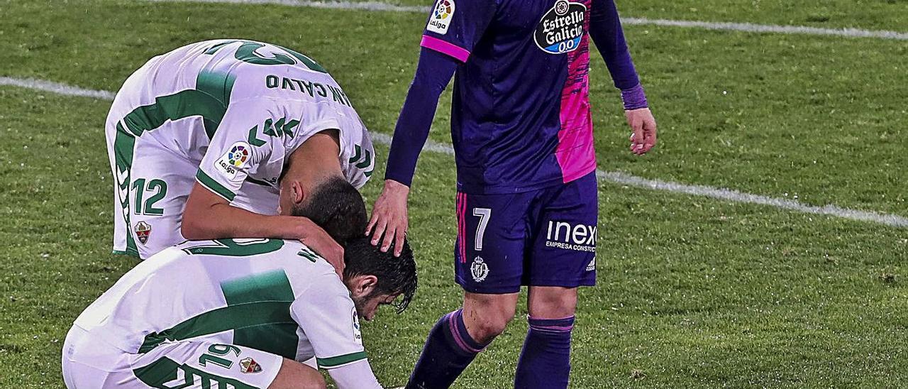 Sergi Guardiola intenta consolar a Barragán y Dani Calvo tras el partido del Valladolid. | ANTONIO AMORÓS