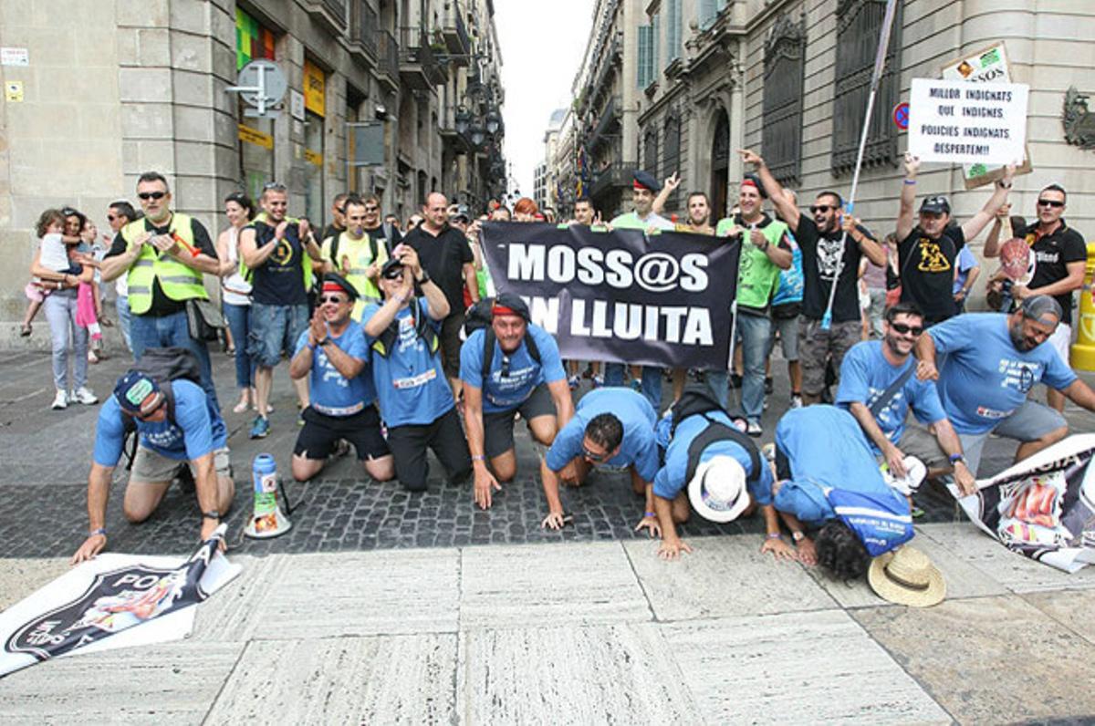 Prop d’un miler de mossos d’esquadra es manifesten, dijous, davant de la Generalitat en protesta per les retallades del Govern català en seguretat pública.