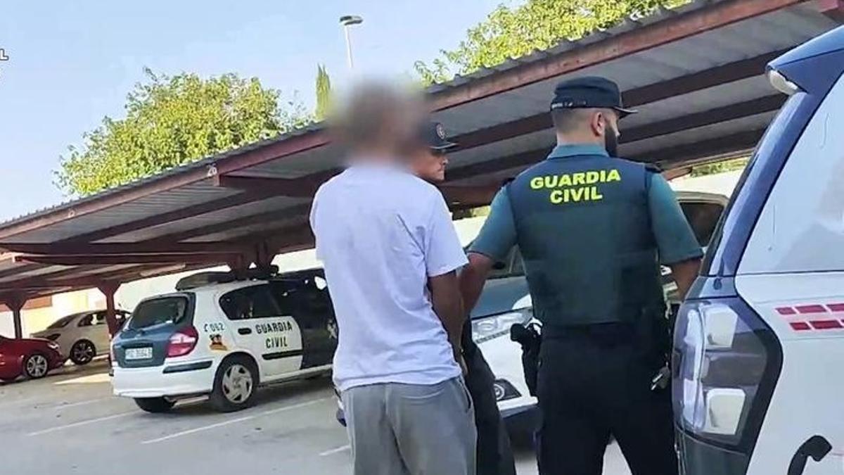 Agentes de la Guardia Civil de Cartagena, durante una detención reciente por robos.