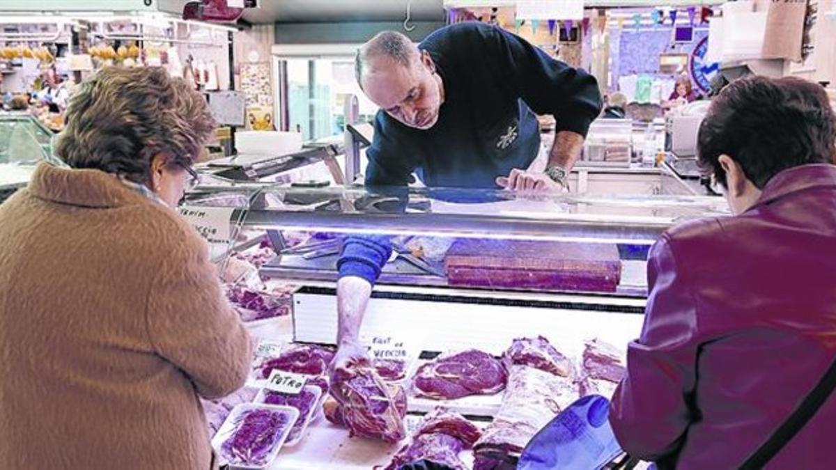 Los alimentos 8Joan Casas, de la carnicería Casas, en el Mercat del Clot, tiene más pedidos.