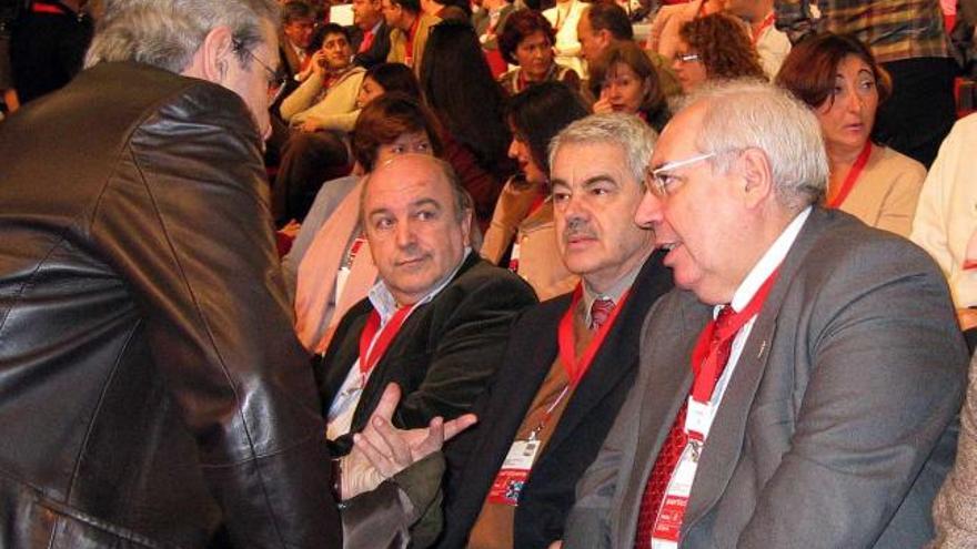 Por la derecha, Vicente Álvarez Areces, Pascual Maragall y el actual comisario europeo Joaquín Almunia, durante un cónclave socialista en 2004. | lne