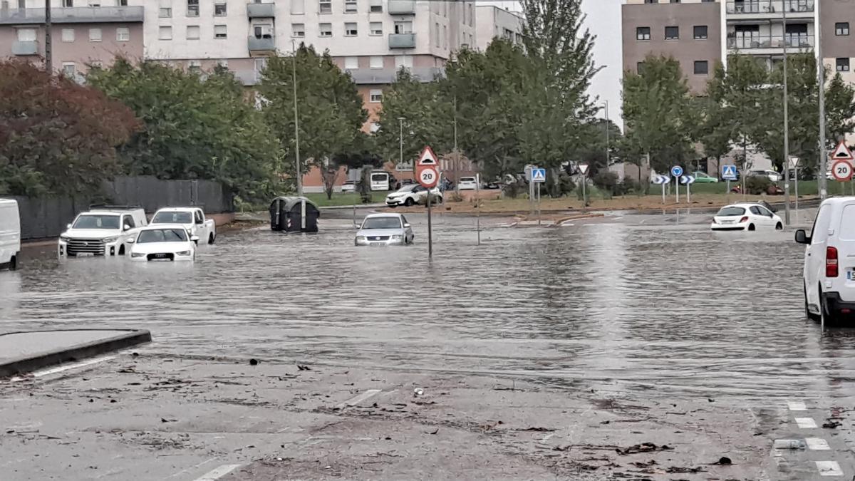 Fotogalería | La borrasca Aline azota Extremadura con lluvia intensa y fuertes vientos: Un vehículo atrapado por el agua en el polígono El Nevero de badajoz