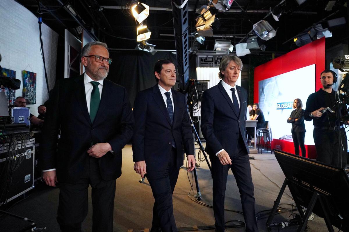 VALLADOLID.10/03/2026.- Los candidatos de VOX, PP y PSOE a la presidencia de la Junta de Castilla y León (i-d), Carlos Pollán, Alfonso Fernández Mañueco y Carlos Martínez, abandonan el plató tras participar este martes en la televisión autonómica en el último debate antes de las elecciones del 15-M, en Valladolid. EFE/Nacho Gallego.