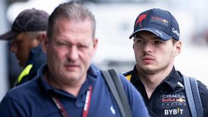 Max Verstappen y su padre Jos , en el paddock
