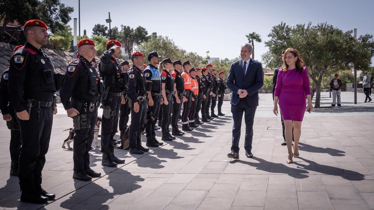 El presidente del Gobierno de Canarias, Fernando Clavijo, y la consejera, Nieves Lady Barreto en el acto del Celebración del Día de la Policía Canaria.