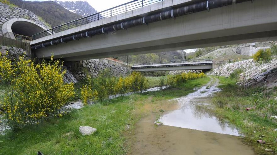 El vertido del agua al río, desde el túnel de la Variante.