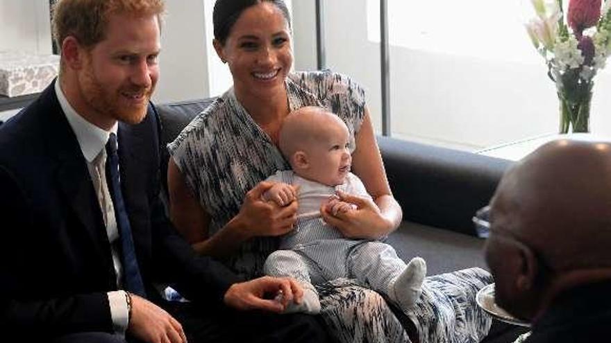 Los duques de Sussex, con el pequeño Archie. // Reuters