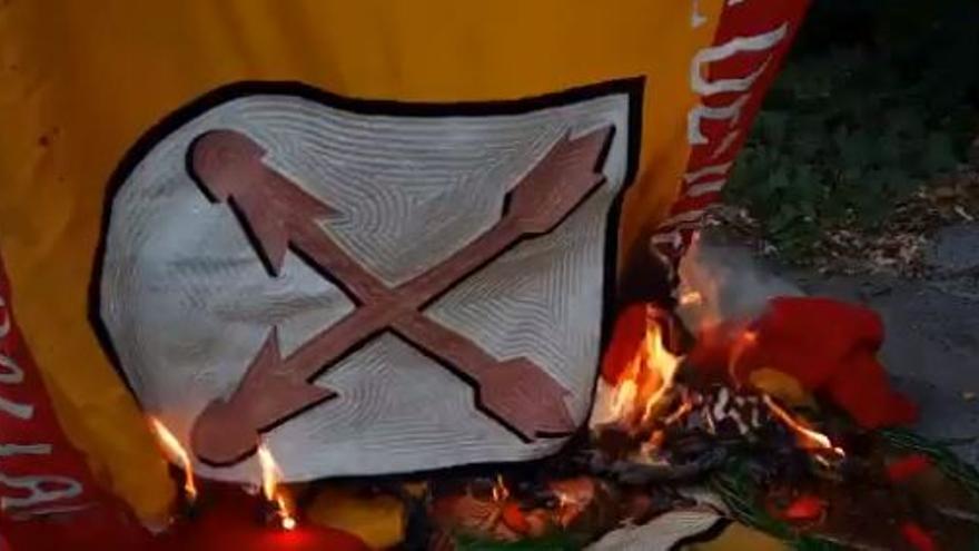 Cremen símbols franquistes a Montserrat