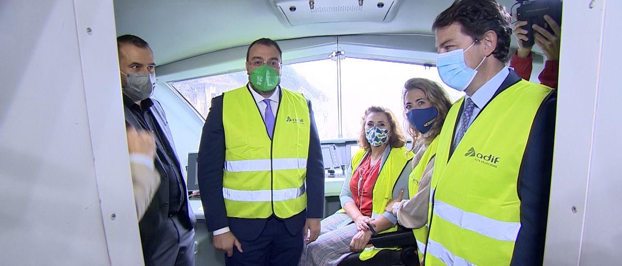 Así fue el primer viaje en tren por la Variante de Pajares: Mercedes García, la primera maquinista en estrenar el túnel