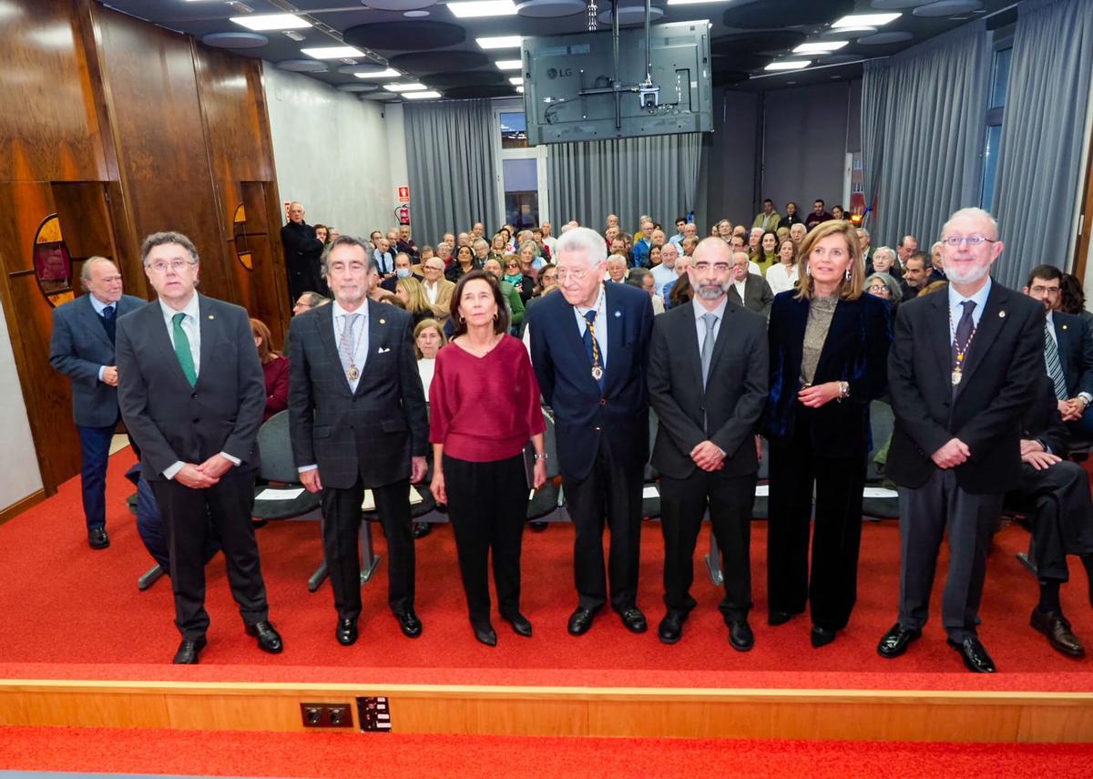 Por la izquierda, de pie, José Carlos Fernández, del Colegio de Médicos de Asturias; José Luis Álvarez Cofiño, de la academia;. Beatriz García-Morán; Juan Sebastián López-Arranz y Arranz; Sergio Pozo; María Concepción Méndez; y el académico Fernando Vázquez, en el acto, en Oviedo.