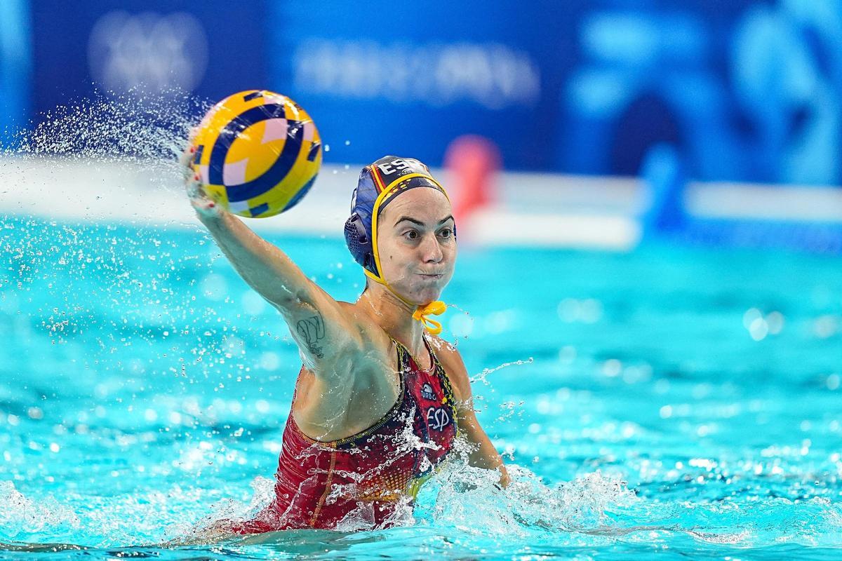 Bea Ortiz, con la selección española femenina de waterpolo.