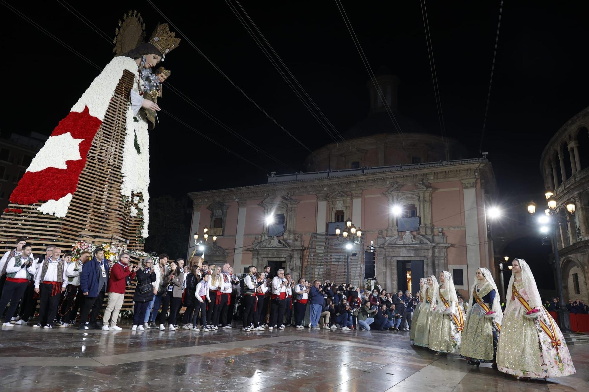 Ofrenda Fallas 2023 | Así ha sido la llegada de Paula Nieto a la plaza de la Virgen